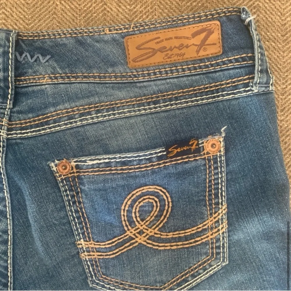 Excellent Preowned Condition Seven7 Capri Jeans Size 10. Very Cute.